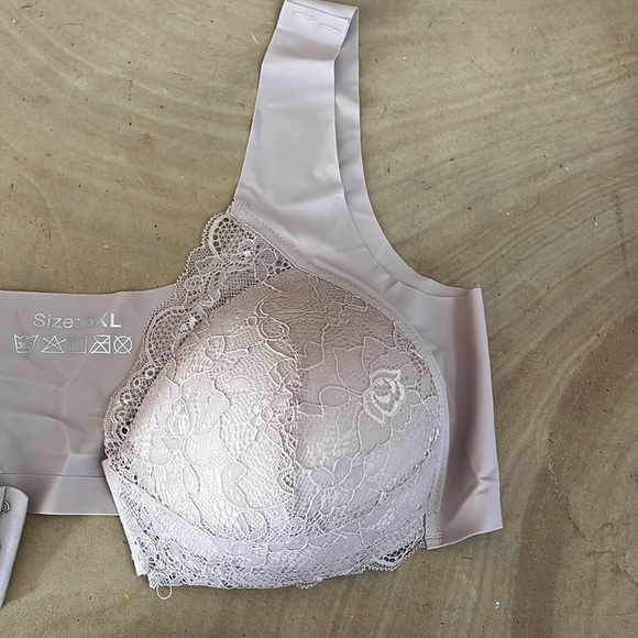 Bras - Picture 2 of 5